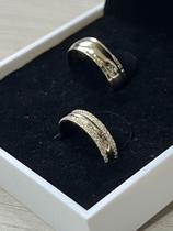 Par de aliancas em Ouro 18K colecao Zeus toda personalizada com 5mm e cravada com pedras