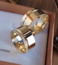 Par de Aliancas em Ouro 18K da colecao Makom com 5mm de largura cravadas na feminina