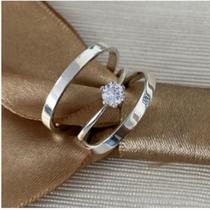 Par de Alianças em Prata 925 com Anel Solitário Sofisticação e Elegância Par de Alianças em Prata 925 com Anel Solitário Sofisticação e Elegância