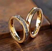 Par de alianças folheada a ouro 18k cravejada com pedras de zircônia.