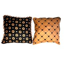 Par de Almofadas Cheias Golden Love Preto/Caqui 45cm x 45cm - Com Pompom e Viés Par de Almofadas Cheias Golden Love Preto/Caqui 45cm x 45cm - Com Pompom e Viés