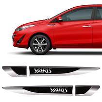 Par De Aplique Lateral Yaris Hatch/sedan Emblema Resinado