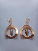 Par de brincos(5,5cm), com super banho de ouro 18k. Par de brincos(5,5cm), com super banho de ouro 18k.