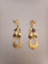 Par de brincos(5,5cm)folhas, com super banho de ouro 18k. Par de brincos(5,5cm)folhas, com super banho de ouro 18k.