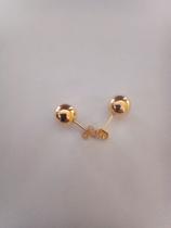 Par de brincos bola, com super banho de ouro 18k.