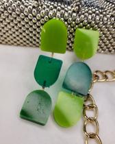 Par de brincos em resina,tamanho G, cor tons de verde escuro e claro.