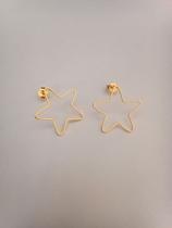 Par de brincos estrela (2cm), com super banho de ouro 18k.