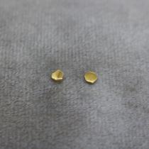 Par de brincos hive em ouro 18k