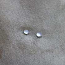 Par de brincos hive em ouro branco