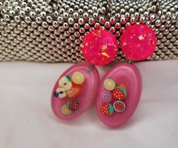 Par de brincos M , em resina , cor tom rosa c/frutinhas/transparente.