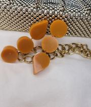 Par de brincos tamanho G, em resina , cor ocre .