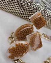 Par de brincos tamanho M , em resina , cor transparente com detalhes ocre...