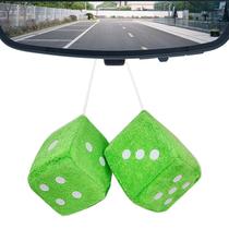 Par de dados de pelúcia felpudo pendurado no interior do carro em veludo dourado Par de dados de pelúcia felpudo pendurado no interior do carro em veludo dourado