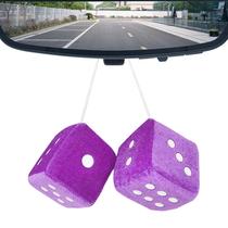 Par de dados de pelúcia felpudo pendurado no interior do carro em veludo dourado Par de dados de pelúcia felpudo pendurado no interior do carro em veludo dourado