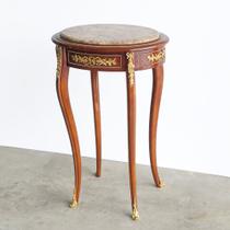 Par de Mesas Lateral Luiz XV Pés Cabriolé Bronze Marmore Par de Mesas Lateral Luiz XV Pés Cabriolé Bronze Marmore