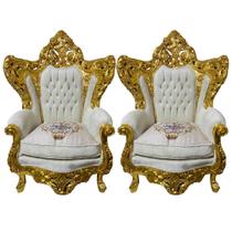 Par de Poltronas Clássicas Bege com Dourado Ideal para Hall e Sala 144x86x88cm Par de Poltronas Clássicas Bege com Dourado Ideal para Hall e Sala 144x86x88cm