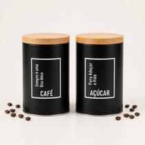 Par de Potes Mantimento Café e Açúcar Recipiente de Ferro Hermético Tampa Amadeirada Kit 2 Peças Par de Potes Mantimento Café e Açúcar Recipiente de Ferro Hermético Tampa Amadeirada Kit 2 Peças
