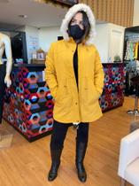 Parca forrada com pelo na cor mostarda