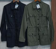 Parka em Brim, Preta, Bolsos, Fechamento Botão Frontal e Punho, Ajuste Cintura Mokkai BM1093P Parka em Brim, Preta, Bolsos, Fechamento Botão Frontal e Punho, Ajuste Cintura Mokkai BM1093P