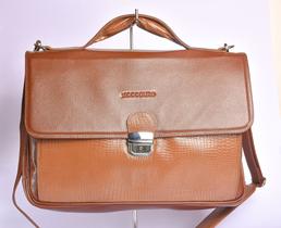 Pasta com fecho e chave transversal em couro legitimo Acccouro Pasta com fecho e chave transversal em couro legitimo Acccouro