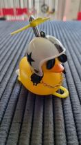 Patinho Pato Capacete Hélice Óculos Buzina Bike Carro Moto