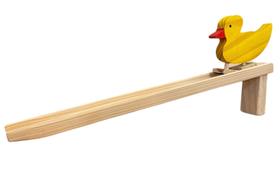 Pato que desce na rampa de madeira