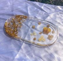 Peça de resina com dourado - Tj Artepoxi Ltda