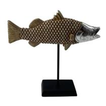 Peixe decorativo de resina marrom e prateado com base preta