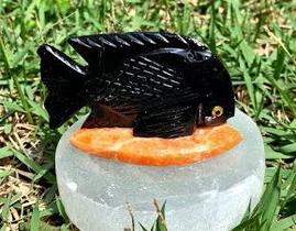 Peixe preto em Pedra Dolomita base cor variada Peixe preto em Pedra Dolomita base cor variada