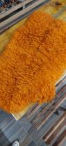 Pelego em lã tingido laranja artesanal