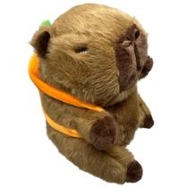 Pelúcia modelo capivara com mochila de cenoura tamanho 20cm.