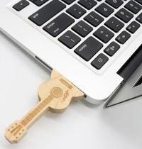 Pen Drive 64gb Estilizado Violão Madeira Com Estojo Usb 2.0