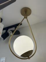 Pendente formato Gota globo de 20cm 1E27 cor dourado ouro - Femart