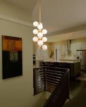Pendente vertical moderno dourado com bola branca leitosa para 12 lâmpadas jabuti - NEW LIGHT