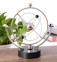Pêndulo Cinético Newton Orbital Giratório, Decoração de Salas e Escritórios à Pilha HM6622 Pêndulo Cinético Newton Orbital Giratório, Decoração de Salas e Escritórios à Pilha HM6622