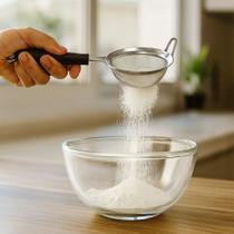 Peneira Aço Inox 9 cm Malha Fina Peneirar Coar Polvilhar Cozinha Casa Cabo Resistente