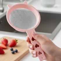 Peneira Multiuso de Plástico Cabo Detalhe Coração Rosa G 15cm