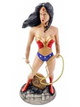 Personagem mulher maravilha em pé decorativo em resina com chicote dourado Personagem mulher maravilha em pé decorativo em resina com chicote dourado