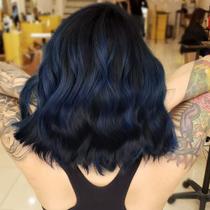 Peruca AISI HAIR Sintética Ondulada Bob com Franja Azul Escuro