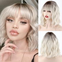 Peruca curta MISSQUEEN loira platinada ondulada com franja 30cm Peruca curta MISSQUEEN loira platinada ondulada com franja 30cm