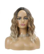 Peruca Curta Ondulada Sem Franja Loira TT4 Fibra Premium Peruca Curta Ondulada Sem Franja Loira TT4 Fibra Premium