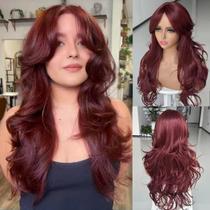 Peruca Jolelyne vermelha em camadas ondulada com franja de cortina cor de vinho Peruca Jolelyne vermelha em camadas ondulada com franja de cortina cor de vinho