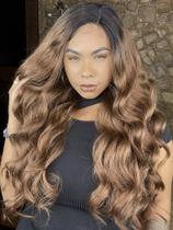 Peruca Lace Front HD Fibra Premium Ondulada Lyra Candy Morena Iluminada - 70 cm