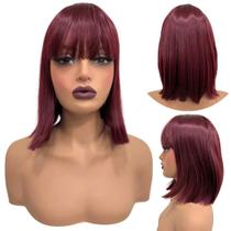 Peruca marsala lisa curta com franja orgânica 32cm long bob