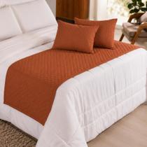 Peseira King 5 Peças Matelada com Almofadas Cheias Cama Posta Cor:Terracota Peseira King 5 Peças Matelada com Almofadas Cheias Cama Posta Cor:Terracota