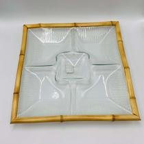 Petisqueira em Vidro Quadrada com borda de Bambu 34x34cm Petisqueira em Vidro Quadrada com borda de Bambu 34x34cm