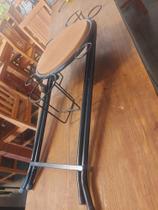 Petisqueira portátil em ferro e madeira