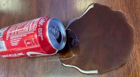 Piada de pegadinha de bebida à base de cola derramada em latas de refrigerante recicladas Piada de pegadinha de bebida à base de cola derramada em latas de refrigerante recicladas