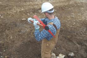 Picareta Estreita Tramontina em Aço Tamanho 5 com Cabo de Madeira 90 cm