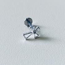 Piercing Labret com Mini Cruz em Prata